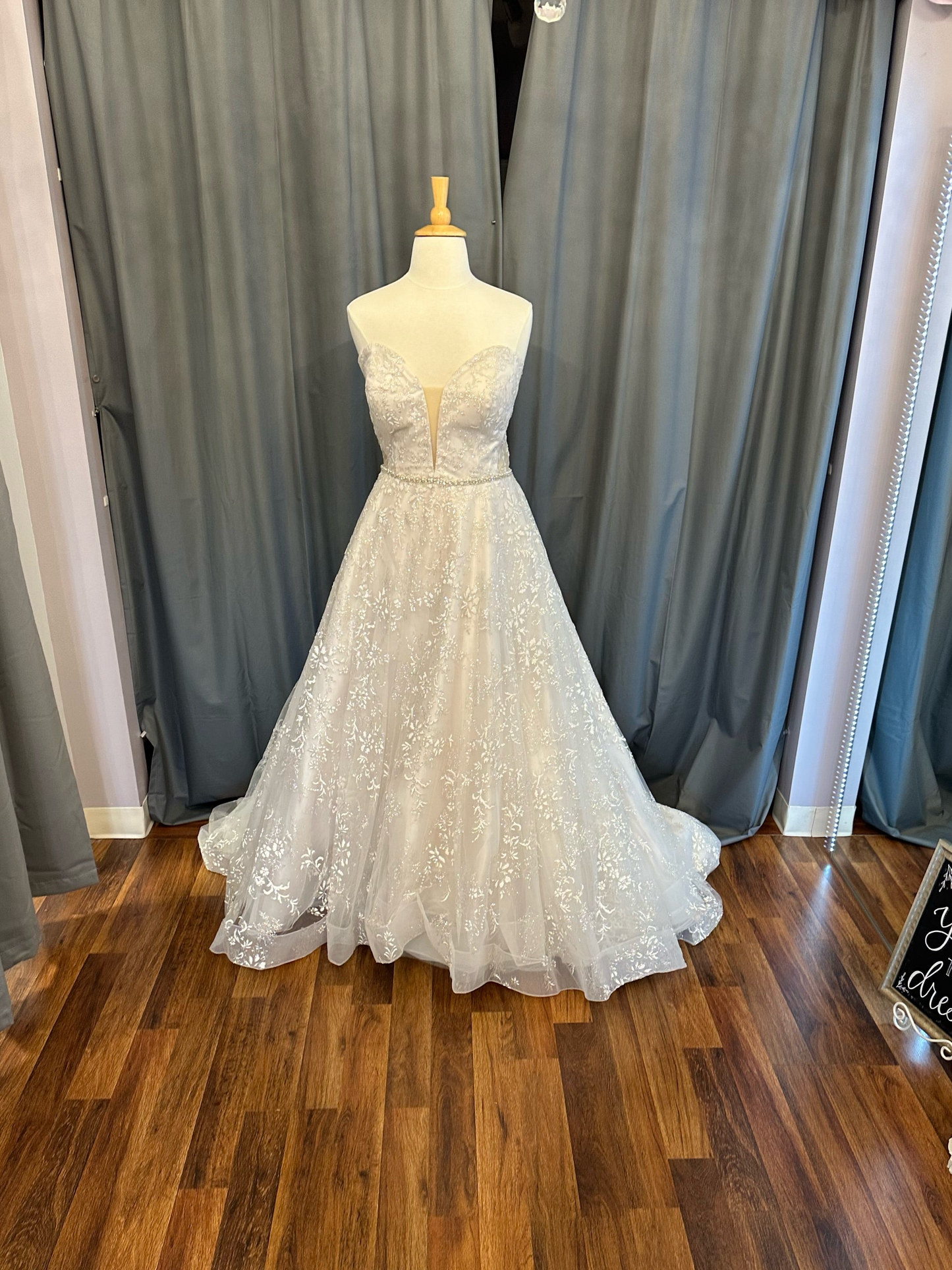 Allure Couture C660 Sample - Size 22