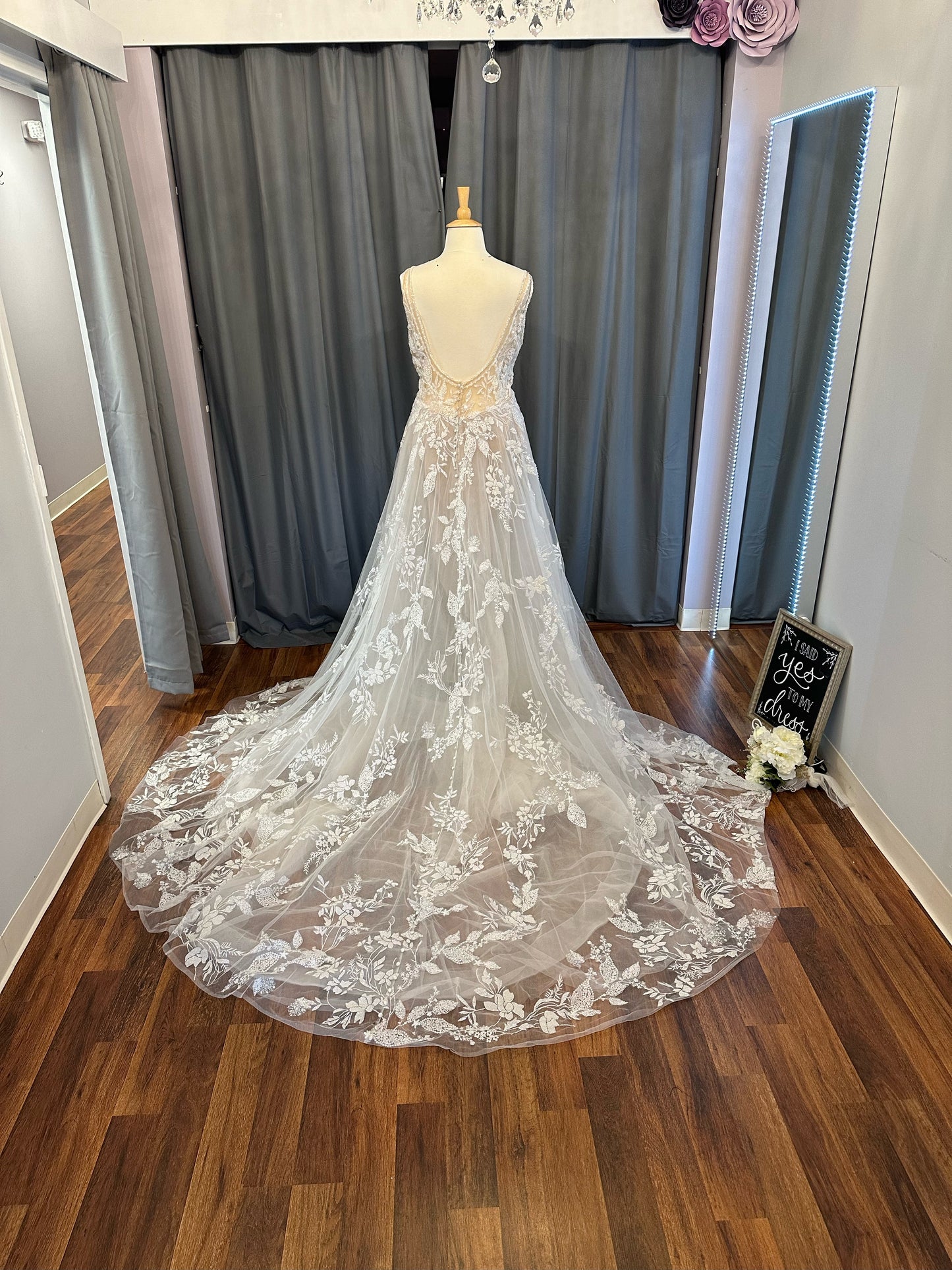 Allure Bridals A1114 Sample - Size 28