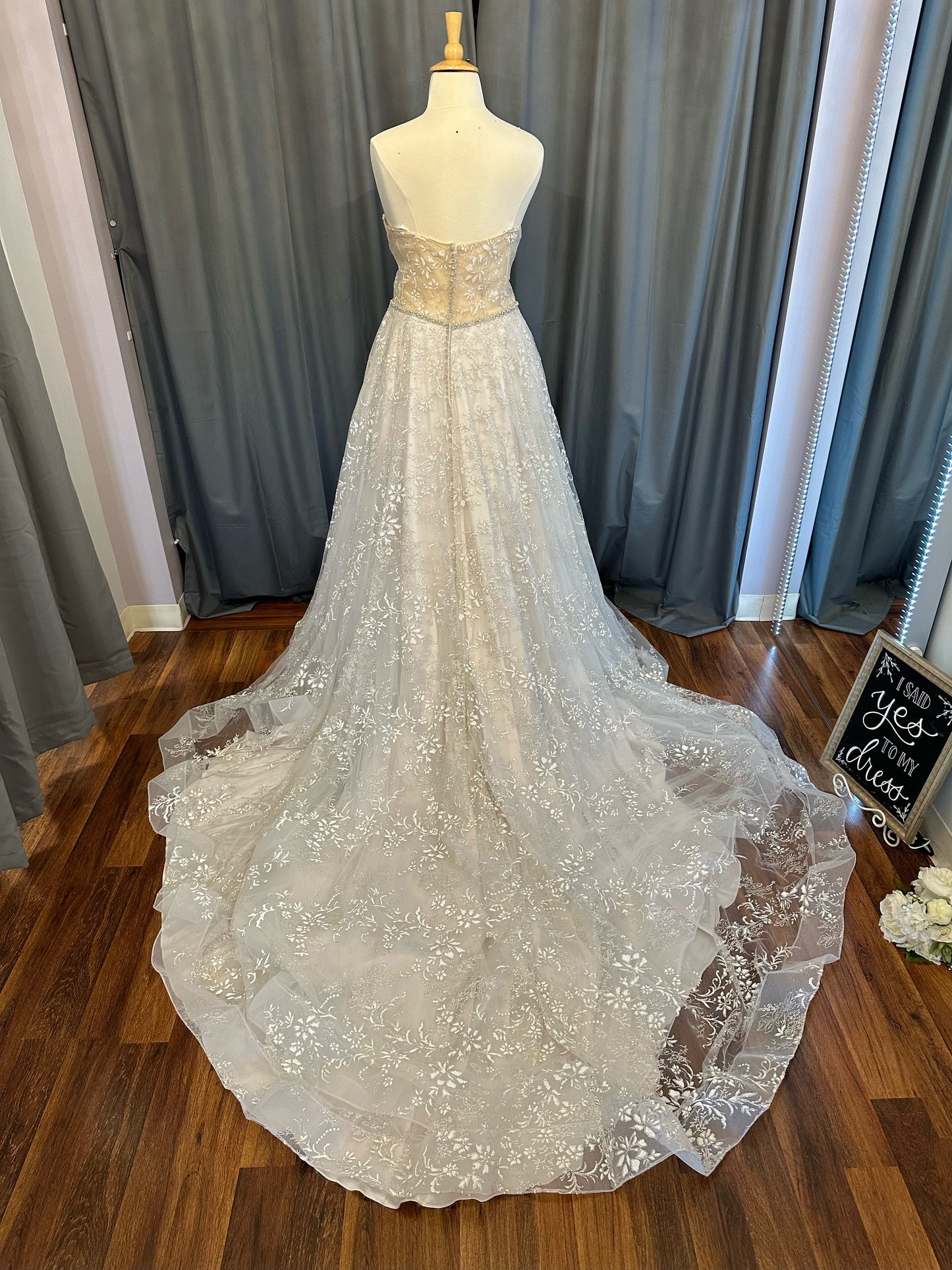 Allure Couture C660 Sample - Size 22